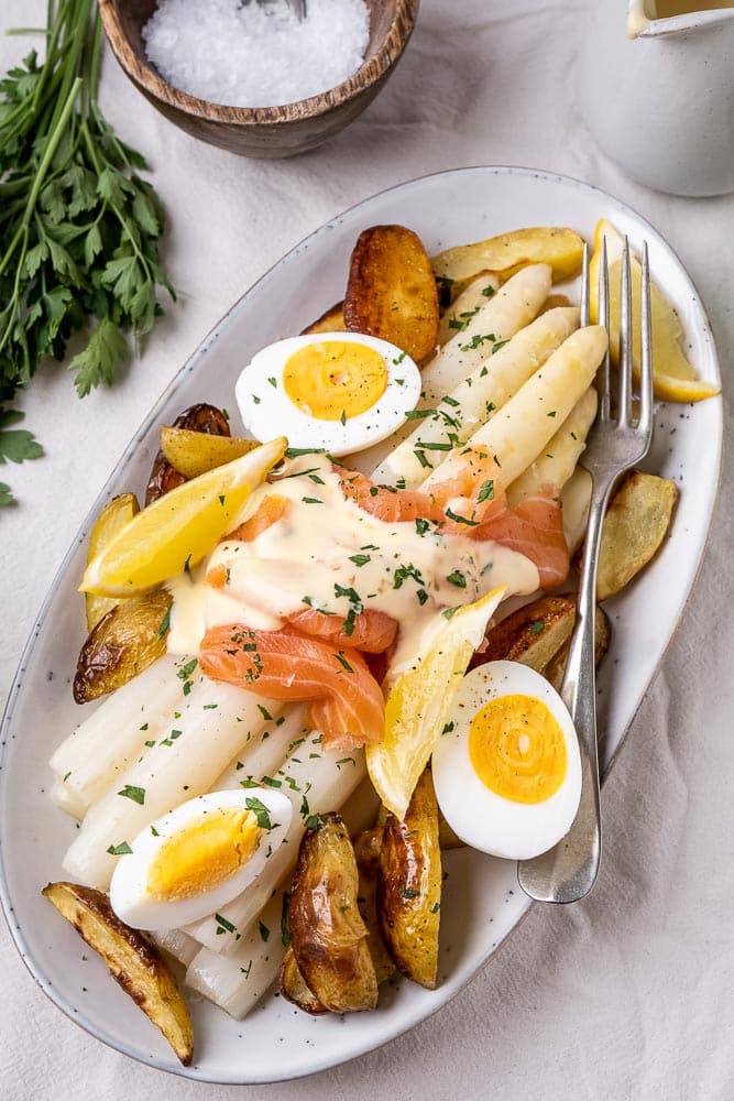 Asperges met gerookte zalm, asperges met zalm, krieltjes, gekookt ei, recept, zelf Hollandaise saus maken, zelfgemaakte Hollandaisesaus, witte asperges, Hollandse asperges, klassiek recept