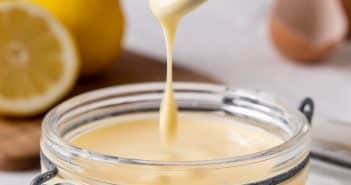Hollandaisesaus Verse Hollandaisesaus: Romige witte saus van geklaarde boter, perfect voor bij asperges, recept om zelf Hollandaise saus te maken.