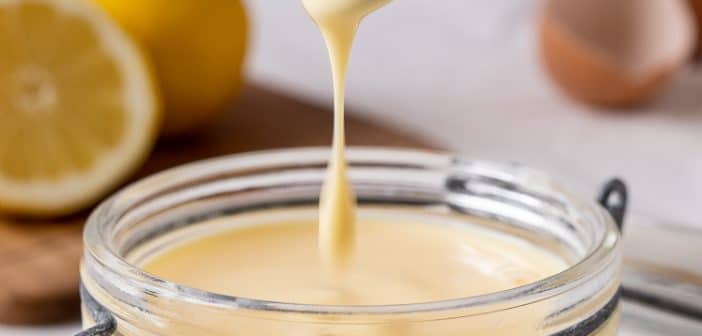 Verse Hollandaisesaus: Romige witte saus van geklaarde boter, perfect voor bij asperges, recept om zelf Hollandaise saus te maken.