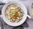 Risotto met asperges en gerookte zalm, Asperge risotto recept, Gerookte zalm risotto, Lente risotto met asperges, Romige risotto met asperges en zalm, Makkelijk risotto recept, Asperge seizoen recepten, Heerlijke aspergegerechten, Rijstgerecht met asperges en zalm, Verse ingrediënten in risotto