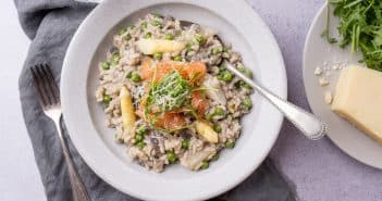 Risotto met asperges en gerookte zalm Risotto met asperges en gerookte zalm, Asperge risotto recept, Gerookte zalm risotto, Lente risotto met asperges, Romige risotto met asperges en zalm, Makkelijk risotto recept, Asperge seizoen recepten, Heerlijke aspergegerechten, Rijstgerecht met asperges en zalm, Verse ingrediënten in risotto