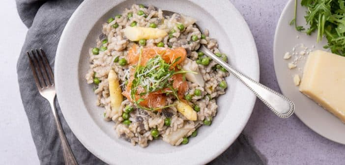 Risotto met asperges en gerookte zalm, Asperge risotto recept, Gerookte zalm risotto, Lente risotto met asperges, Romige risotto met asperges en zalm, Makkelijk risotto recept, Asperge seizoen recepten, Heerlijke aspergegerechten, Rijstgerecht met asperges en zalm, Verse ingrediënten in risotto