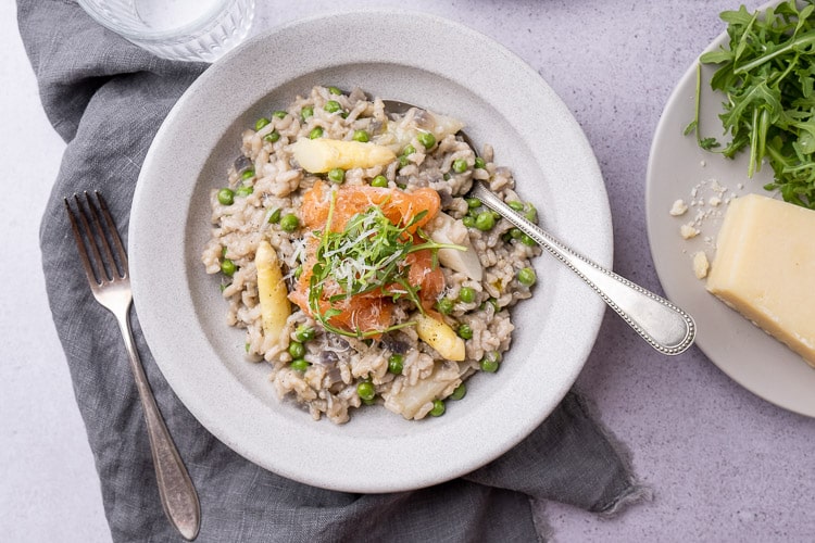 Risotto met asperges en gerookte zalm, Asperge risotto recept, Gerookte zalm risotto, Lente risotto met asperges, Romige risotto met asperges en zalm, Makkelijk risotto recept, Asperge seizoen recepten, Heerlijke aspergegerechten, Rijstgerecht met asperges en zalm, Verse ingrediënten in risotto