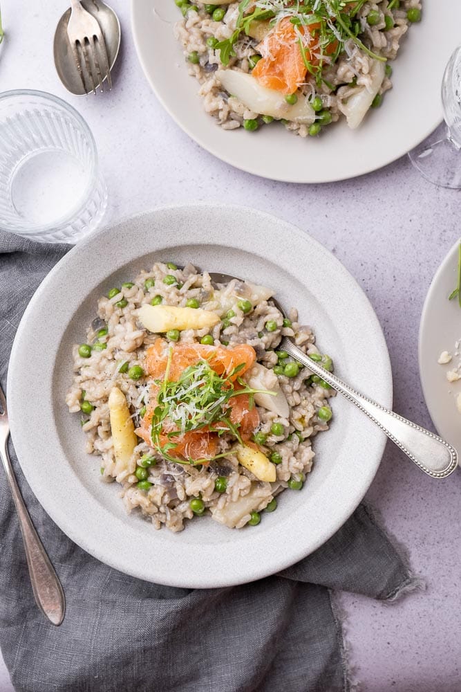 Risotto met asperges en gerookte zalm, Asperge risotto recept, Gerookte zalm risotto, Lente risotto met asperges, Romige risotto met asperges en zalm, Makkelijk risotto recept, Asperge seizoen recepten, Heerlijke aspergegerechten, Rijstgerecht met asperges en zalm, Verse ingrediënten in risotto