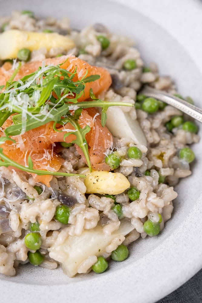 Risotto met asperges en gerookte zalm, Asperge risotto recept, Gerookte zalm risotto, Lente risotto met asperges, Romige risotto met asperges en zalm, Makkelijk risotto recept, Asperge seizoen recepten, Heerlijke aspergegerechten, Rijstgerecht met asperges en zalm, Verse ingrediënten in risotto