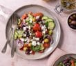 Griekse salade recept, basis recept, komkommer, tomaat, feta, olijven, paprika, kappertjes, lekker en simpel, traditionele salade, basisrecept