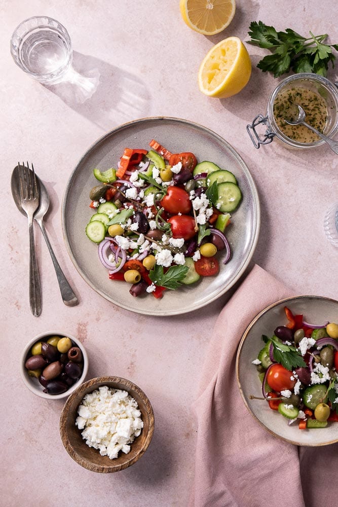 Griekse salade recept, basis recept, komkommer, tomaat, feta, olijven, paprika, kappertjes, lekker en simpel, traditionele salade, basisrecept