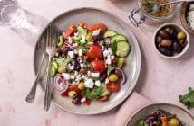 Griekse salade recept, basis recept, komkommer, tomaat, feta, olijven, paprika, kappertjes, lekker en simpel, traditionele salade, basisrecept