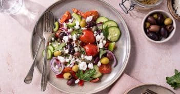 Griekse salade recept, basis recept, komkommer, tomaat, feta, olijven, paprika, kappertjes, lekker en simpel, traditionele salade, basisrecept
