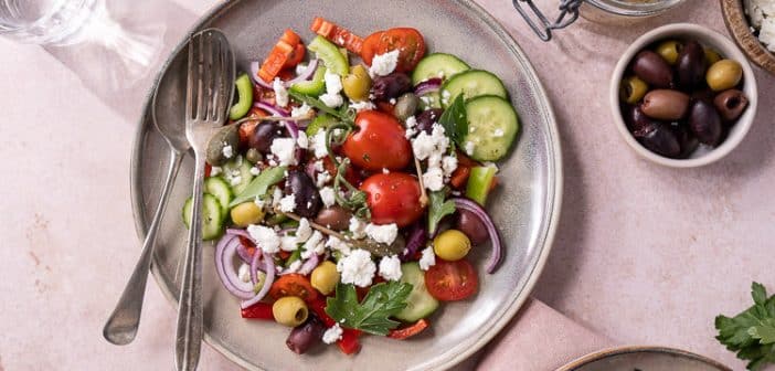 Griekse salade recept, basis recept, komkommer, tomaat, feta, olijven, paprika, kappertjes, lekker en simpel, traditionele salade, basisrecept