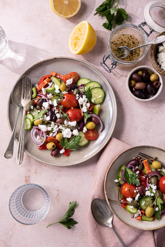 Griekse salade recept, basis recept, komkommer, tomaat, feta, olijven, paprika, kappertjes, lekker en simpel, traditionele salade, basisrecept