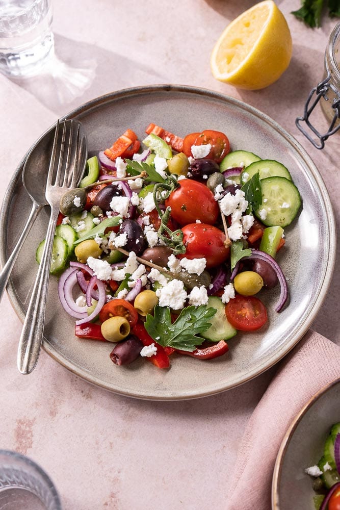 Griekse salade recept, basis recept, komkommer, tomaat, feta, olijven, paprika, kappertjes, lekker en simpel, traditionele salade, basisrecept