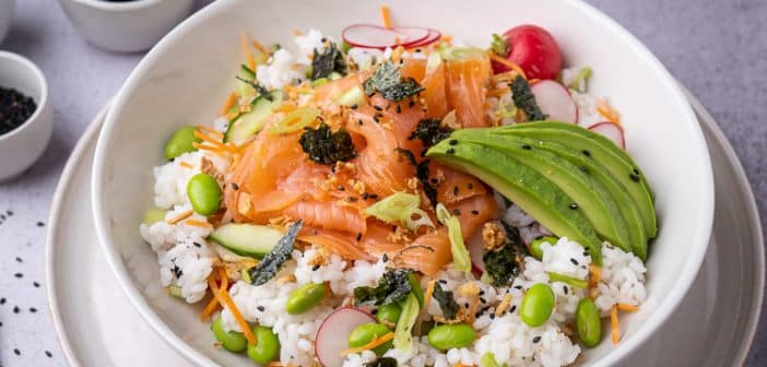 sushi salade, sushisalade, sushi bowl, zalm, gerookte zalm, poke bowl sushi, sushi rijst, sushi maken, sushi recept