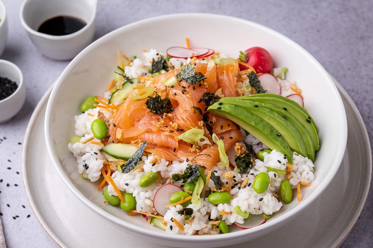 sushi salade, sushisalade, sushi bowl, zalm, gerookte zalm, poke bowl sushi, sushi rijst, sushi maken, sushi recept