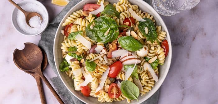 pastasalade met kip, pesto, tomaten, olijven, pasta salade recept, gezonde pastasalade, maaltijdsalade, pasta gezonde salade