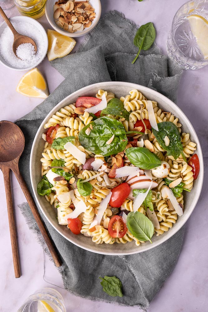pastasalade met kip, pesto, tomaten, olijven, pasta salade recept, gezonde pastasalade, maaltijdsalade, pasta gezonde salade