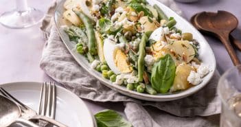 Sperziebonen salade met krieltjes en feta sperziebonen salade, sperziebonensalade, salade recept met bonen, krieltjes, gekookt ei, feta, olijven, yoghurt dressing, maaltijdsalade, zomer recept