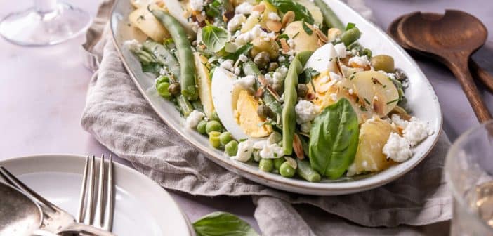 sperziebonen salade, sperziebonensalade, salade recept met bonen, krieltjes, gekookt ei, feta, olijven, yoghurt dressing, maaltijdsalade, zomer recept
