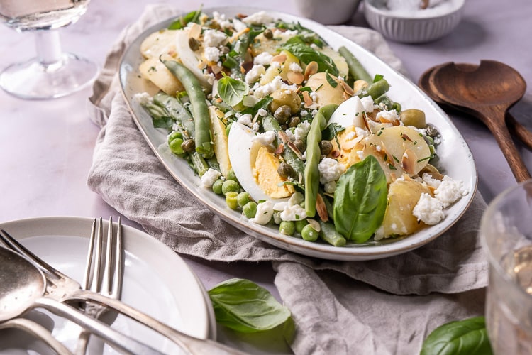 sperziebonen salade, sperziebonensalade, salade recept met bonen, krieltjes, gekookt ei, feta, olijven, yoghurt dressing, maaltijdsalade, zomer recept