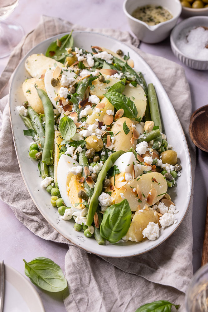 sperziebonen salade, sperziebonensalade, salade recept met bonen, krieltjes, gekookt ei, feta, olijven, yoghurt dressing, maaltijdsalade, zomer recept