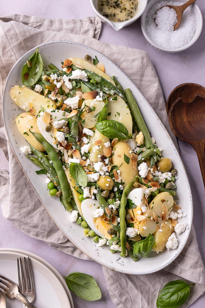 sperziebonen salade, sperziebonensalade, salade recept met bonen, krieltjes, gekookt ei, feta, olijven, yoghurt dressing, maaltijdsalade, zomer recept