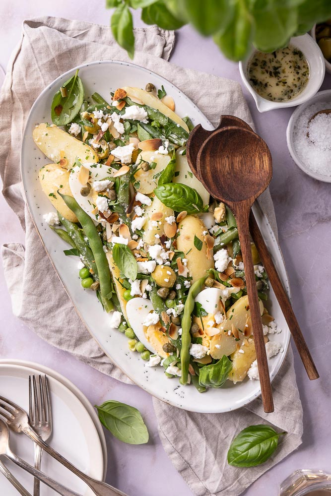 sperziebonen salade, sperziebonensalade, salade recept met bonen, krieltjes, gekookt ei, feta, olijven, yoghurt dressing, maaltijdsalade, zomer recept