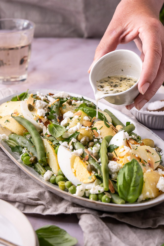 sperziebonen salade, sperziebonensalade, salade recept met bonen, krieltjes, gekookt ei, feta, olijven, yoghurt dressing, maaltijdsalade, zomer recept