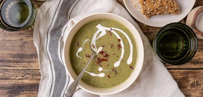 courgettesoep, courgette soep, recept, romige courgettesoep, maaltijdsoep, groentesoep, courgettesoep maken, met spekjes, met krokante spek