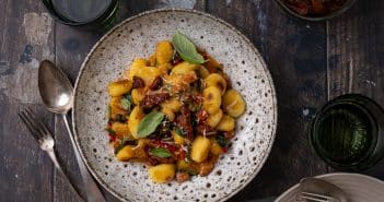 gnocchi met chorizo en spinazie, gnocchi recept, gebakken gnocchi, kaas saus, roomsaus, zongedroogde tomaat, basilicum