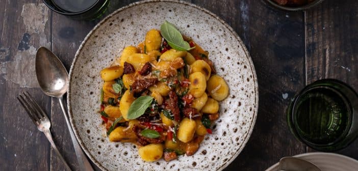 gnocchi met chorizo en spinazie, gnocchi recept, gebakken gnocchi, kaas saus, roomsaus, zongedroogde tomaat, basilicum