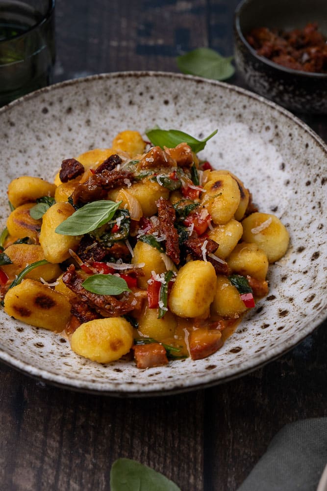 gnocchi met chorizo en spinazie, gnocchi recept, gebakken gnocchi, kaas saus, roomsaus, zongedroogde tomaat, basilicum