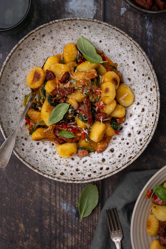 gnocchi met chorizo en spinazie, gnocchi recept, gebakken gnocchi, kaas saus, roomsaus, zongedroogde tomaat, basilicum