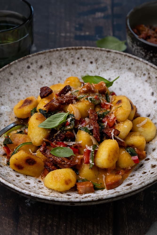 gnocchi met chorizo en spinazie, gnocchi recept, gebakken gnocchi, kaas saus, roomsaus, zongedroogde tomaat, basilicum