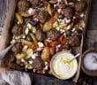 Griekse traybake, bakplaat, Griekse groenten, gehaktballetjes, krieltjes, feta, tzatziki, uit de oven, traybake recepten