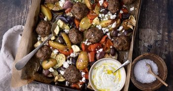 Griekse traybake, bakplaat, Griekse groenten, gehaktballetjes, krieltjes, feta, tzatziki, uit de oven, traybake recepten