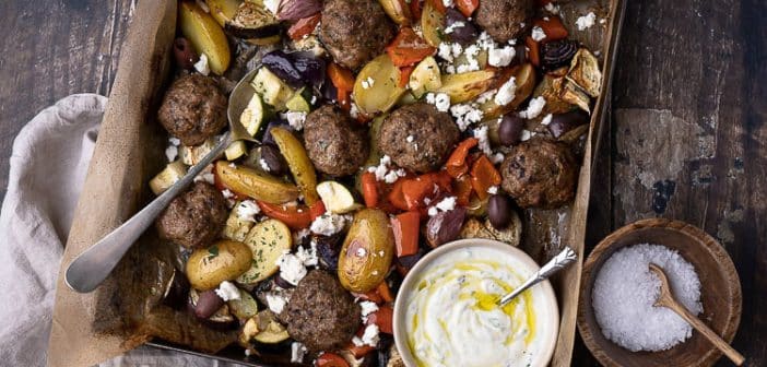 Griekse traybake, bakplaat, Griekse groenten, gehaktballetjes, krieltjes, feta, tzatziki, uit de oven, traybake recepten