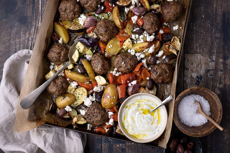 Griekse traybake, bakplaat, Griekse groenten, gehaktballetjes, krieltjes, feta, tzatziki, uit de oven, traybake recepten