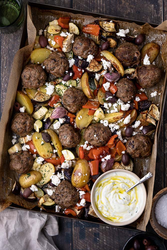 Griekse traybake, bakplaat, Griekse groenten, gehaktballetjes, krieltjes, feta, tzatziki, uit de oven, traybake recepten