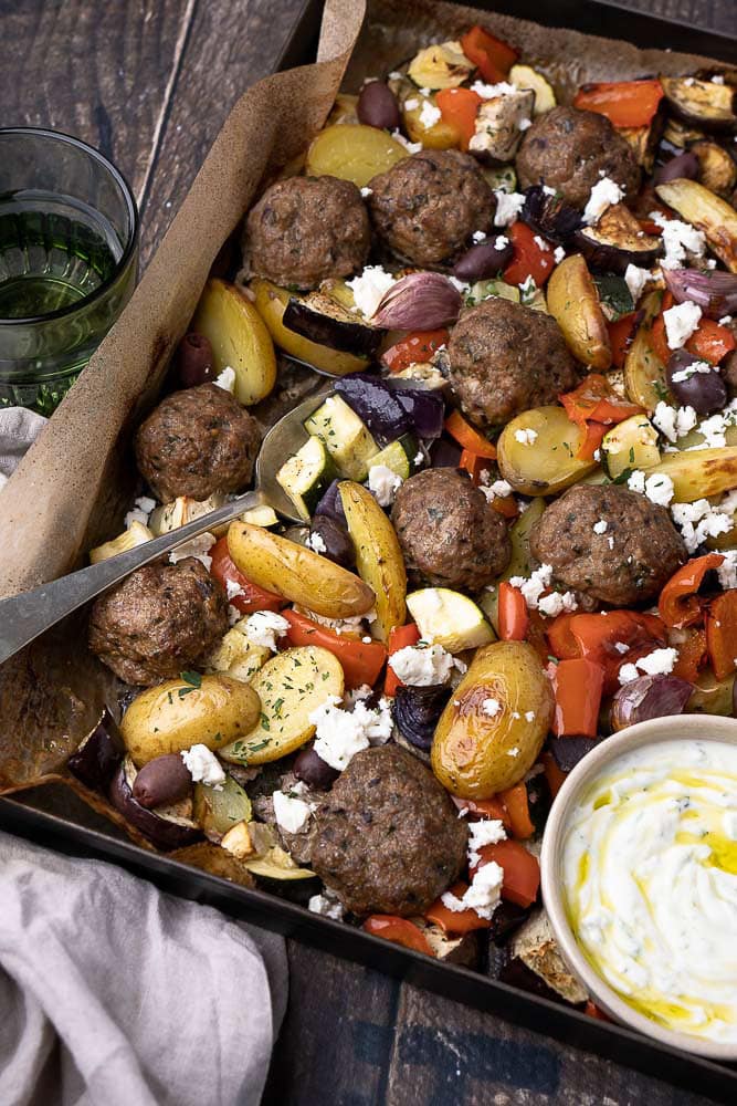 Griekse traybake, bakplaat, Griekse groenten, gehaktballetjes, krieltjes, feta, tzatziki, uit de oven, traybake recepten