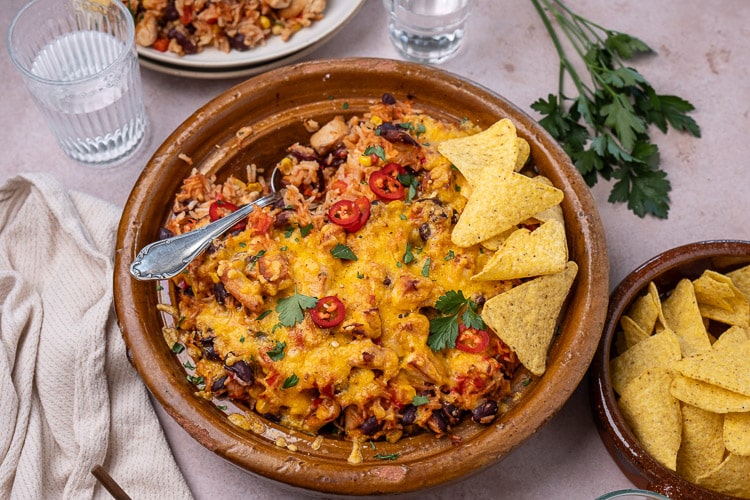 Mexicaanse ovenschotel met kip en rijst, ovenschotel recepten, Mexicaanse recepten, Mexicaanse rijstschotel, burrito's, fajita's, wraps, nacho ovenschotel