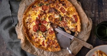 Quiche Bolognese Quiche Bolognese, bolognesesaus, hartige taart met gehakt en tomatensaus, Italiaanse hartige taart, Italiaanse quiche, Italiaanse taart, pizza quiche, pizza met gehakt en tomaat, Allerhande