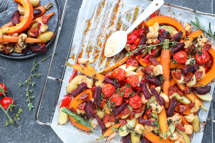 Traybake pompoen, kip, chorizo, krieltjes, traybake recepten, bakplaat, oven, pompoen roosteren, geroosterde pompoen, herfst traybake, traybake recepten