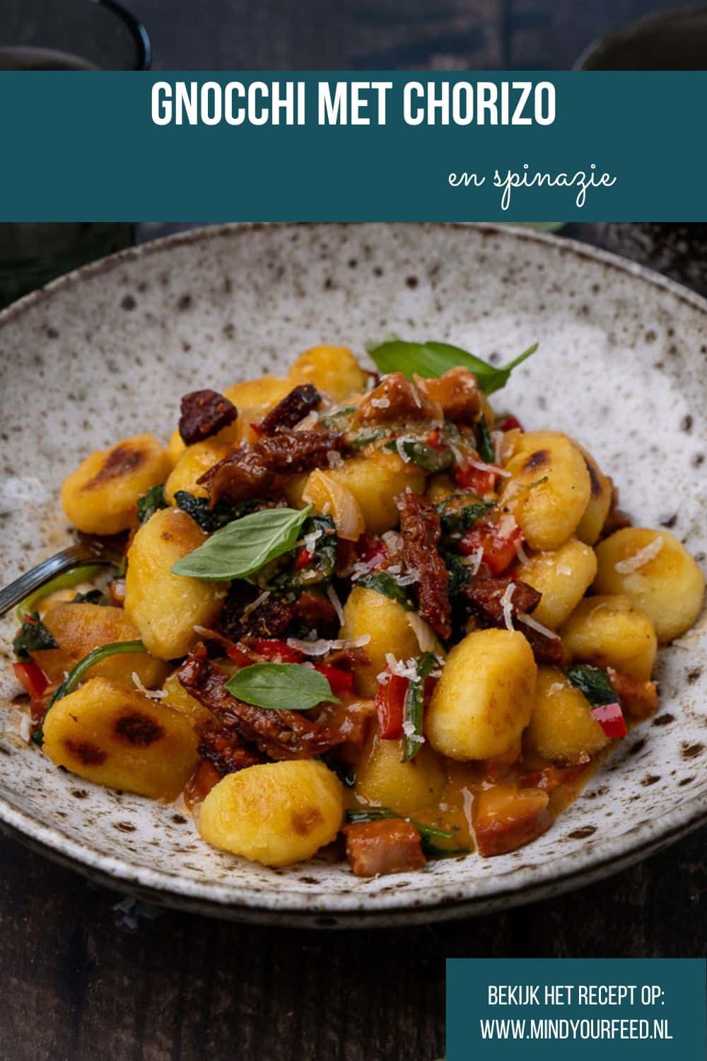 gnocchi met chorizo en spinazie, gnocchi recept, gebakken gnocchi, kaas saus, roomsaus, zongedroogde tomaat, basilicum