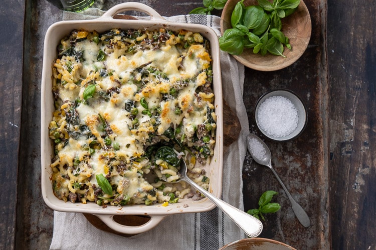 macaroni ovenschotel, macaroni uit de oven, macaroni al forno, Italiaans recept, ovenschotel gerecht, macaroni, gehakt, spinazie, bechamelsaus, ricotta, Parmezaanse kaas.