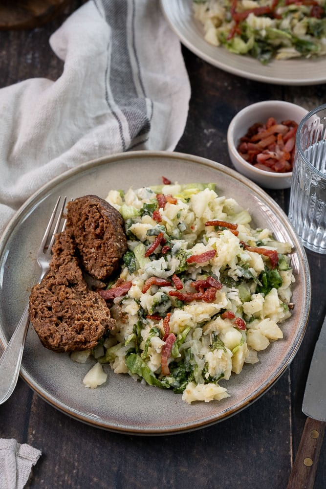 andijviestamppot, andijvie stamppot, recept stamppot rauwe andijvie, knolselderij, gehaktballen, met spekjes, andijvie stamppot met twist