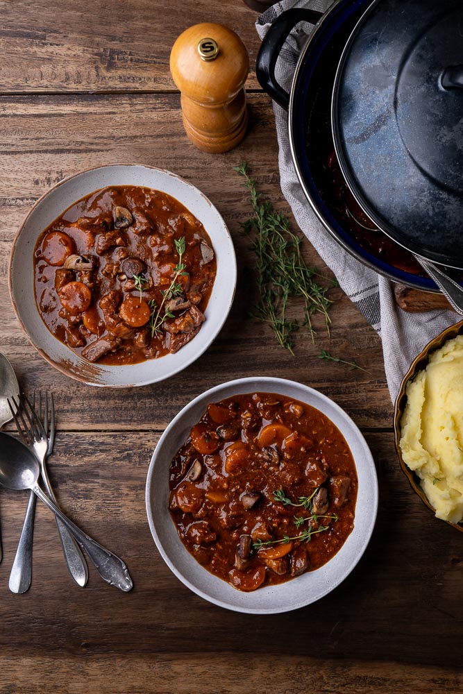 boeuf bourguignon, recept, klassiek, Frans recept, rode wijn, Bourgondisch, feestelijk, zilveruitjes,