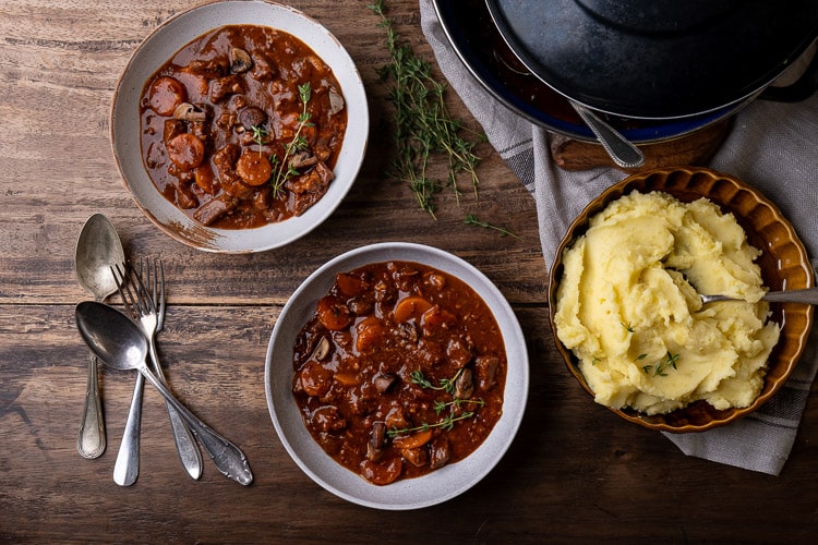 boeuf bourguignon, recept, klassiek, Frans recept, rode wijn, Bourgondisch, feestelijk, zilveruitjes,