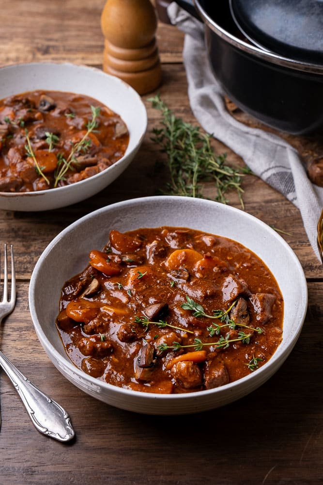 boeuf bourguignon, recept, klassiek, Frans recept, rode wijn, Bourgondisch, feestelijk, zilveruitjes,