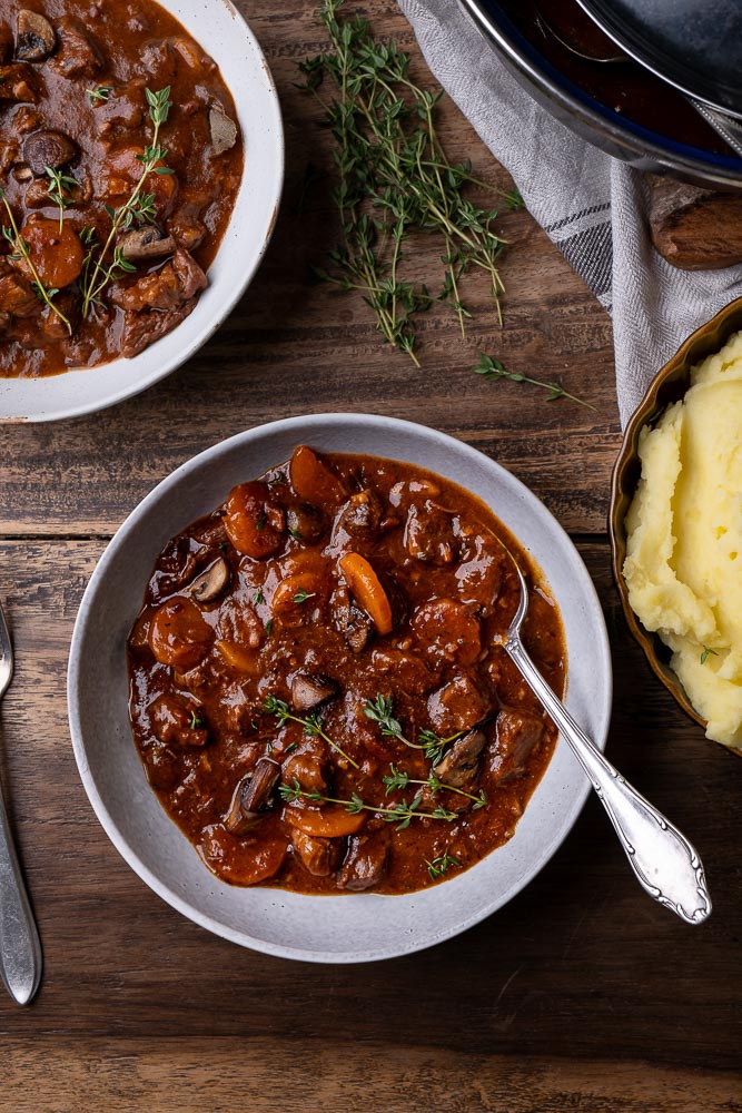 boeuf bourguignon, recept, klassiek, Frans recept, rode wijn, Bourgondisch, feestelijk, zilveruitjes,