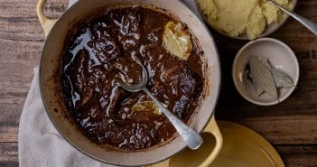 Draadjesvlees draadjesvlees, recept, zelf maken, oma's recept, Oud Hollands, runder stoofvlees, runder riblappen, sukadevlees, stoofvlees, Hollandse pot, rode kool, welk vlees voor draadjesvlees
